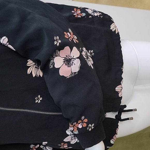 Who What Wear Deep  Black Pink Floral Zip Up Crop Jacket Size Large - Picture 4 of 9